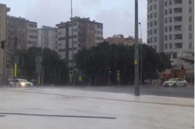 Adana'da şiddetli yağış ve fırtına etkili oldu 