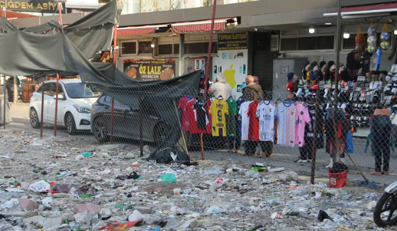 Vakıflar Sarayı’nın enkazı esnafı mağdur ediyor 